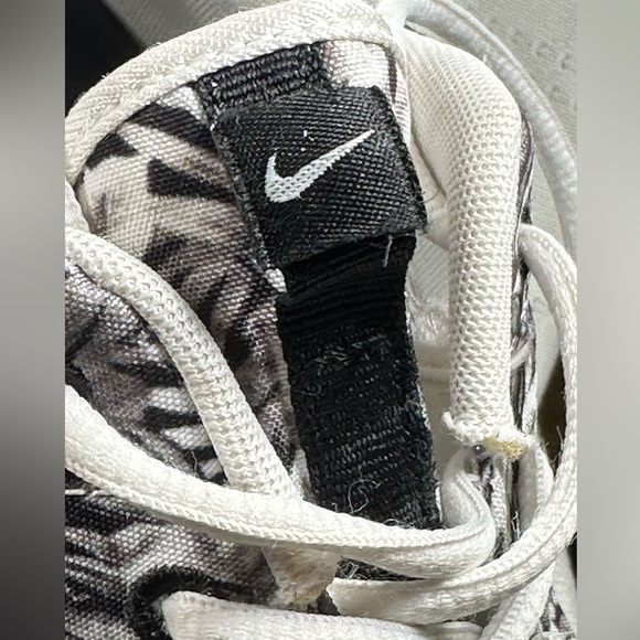 Nike Roshe One Print Floral Black White Sneakers - Picture 7 of 9